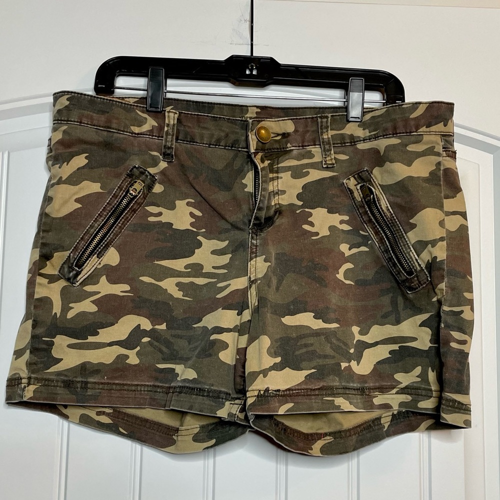 Kut from the Kloth Camo Shorts 14 EUC